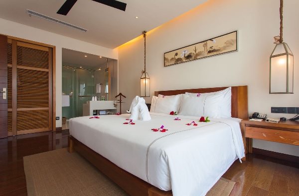 纤维床褥保暖性和蓬松性比较好，是酒店和宾馆用品的首选